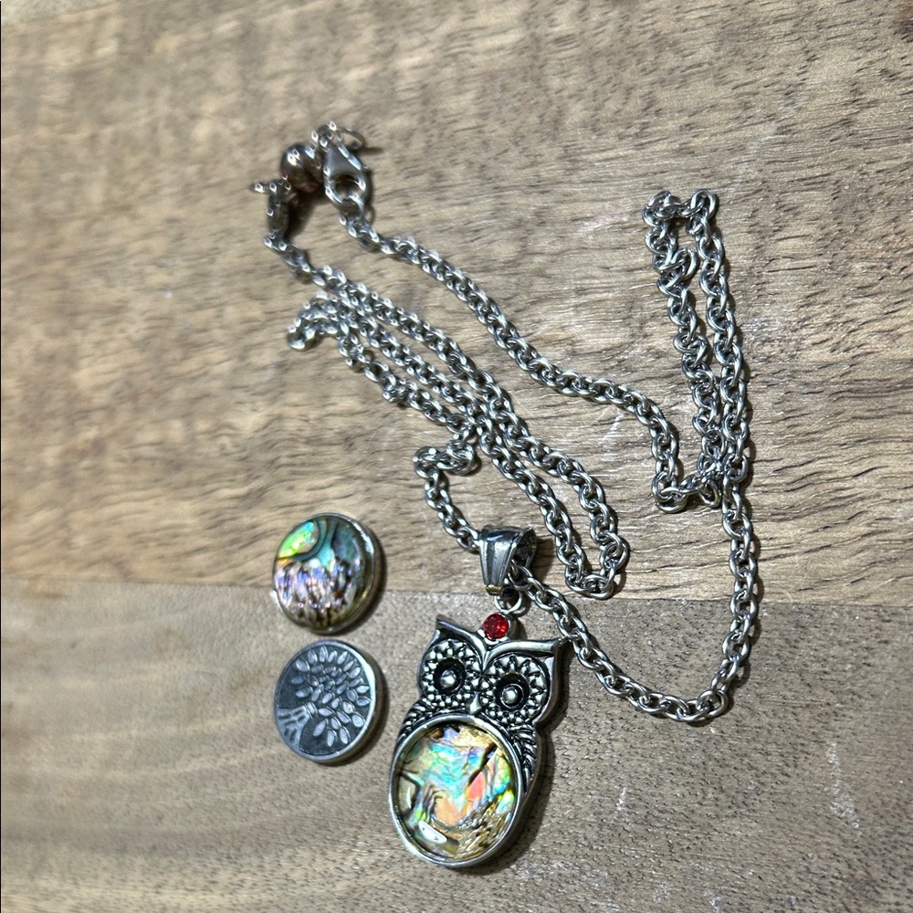 Silver Owl Pendant Necklace with magnetic switch outs - Picture 10 of 11